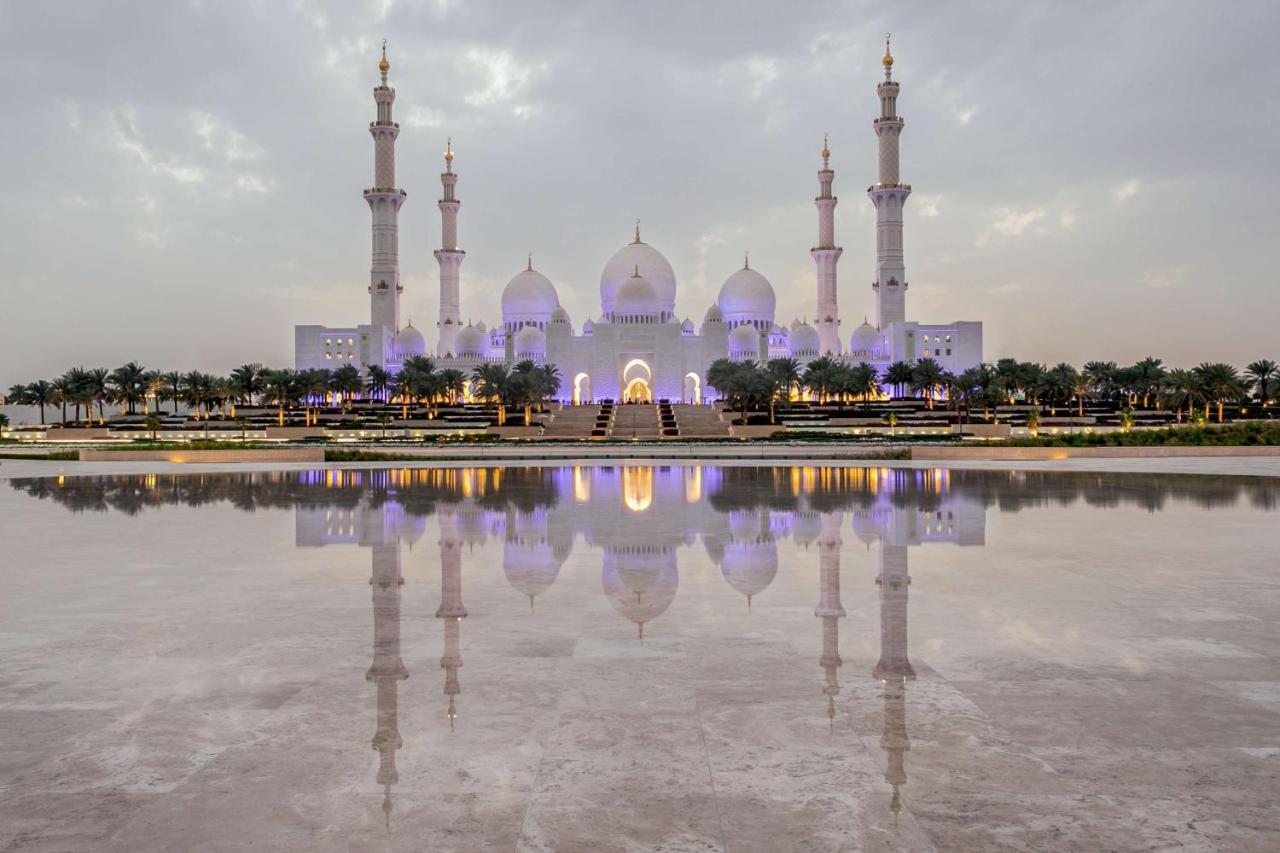 Отель Andaz Capital Gate Abu Dhabi, By Hyatt Экстерьер фото